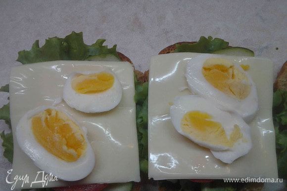 Сверху положить кусочек сыра и сверху добавить яйца.