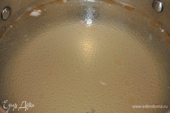 Картофель очистить и нарезать соломкой, рис промыть. Рыбный бульон двести до кипения, добавить в бульон рис и через 10 минут картофель.