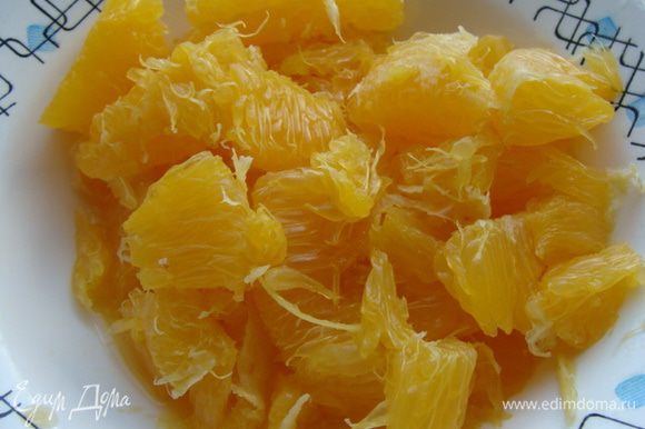 Готовим заварную часть крема. Апельсин очистить от кожуры и пленок. Измельчить в блендере и пропустить через сито. Банан измельчить и соединить с апельсином и молоком.