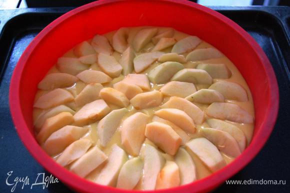 Готовое тесто выкладываем в форму: чем меньше диаметр формы, тем выше бортики, т.к. пирог поднимается. (у меня форма диаметром 24 см) Яблоки очищаем, нарезаем ломтиками и выкладываем сверху на тесто.