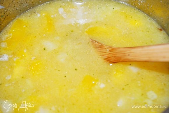 Переложить овощи в кастрюльку,залить бульоном и довести до готовности.Дать супу немного остыть,измельчить в пюре с помощью блендера.