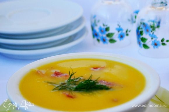 В порционную тарелку налить суп,сверху положить ветчину,украсить зеленью,подавать немедленно! Приятного аппетита!