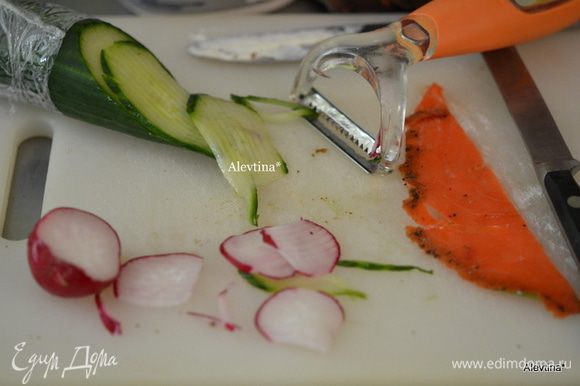 Овощи порезать тонко ножом или специальной овощерезкой. Выложить поверх спреда мозаикой. Поставить в холодильник на 15 мин.