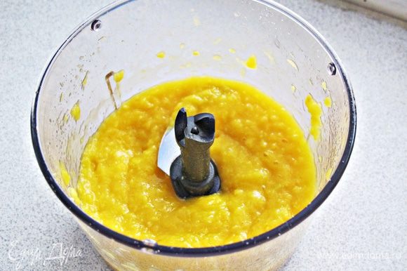 Брать только очень спелое манго. С манго снять шкурку, вырезать косточку, нарезать кубиками. В блендере измельчить манго в пюре. Отжать пюре, чтобы удалить лишний сок.