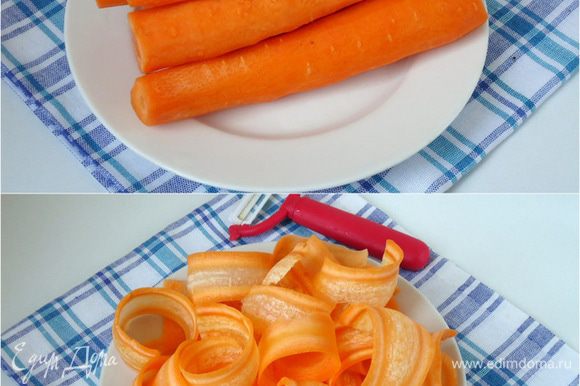 Для банта: Морковь очистить, для всего рецепта потребуется примерно 800 грамм моркови. Выбрать две – три самые крупные моркови и нарезать овощечисткой тонкие длинные пластины.