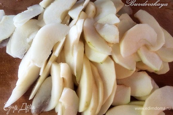 Яблоки и груши вымыть, обсушить, очистить от кожуры, удалить сердцевинки, мякоть нарезать тонкими ломтиками.