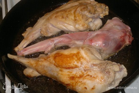 Мясо кролика порезать на порционные куски, помыть, просушить и обжарить на оливковом масле до румяной золотистой корочки.