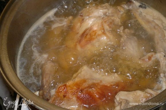 Затем перекладываю в кастрюлю с кипятком, чтобы кипяток хорошо покрывал мясо, и продолжаю варить в течение часа (полутора), до полуготовности.