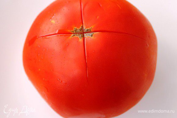 Сделать на помидорах (у меня два среднего размера) крестообразные надрезы острым ножом, на 40 секунд опустить в кипяток.