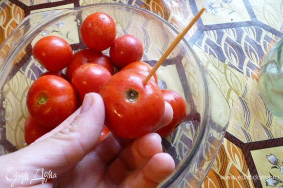 С помощью зубочистки сделать проколы у основания помидора.