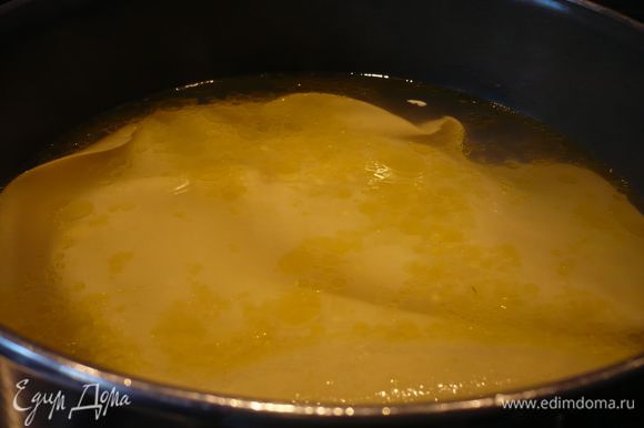 Доводим в кастрюле воду до кипения, добавляем соль, пару ложек оливкового масла. Выкладываем первый лист лазаньи. Варим его на среднем огне в течение 3 — 5 минут. Форму смазываем сливочным маслом.