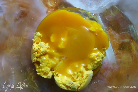 Добавляем 2 сырых желтка. Если яйца лежали в холодильнике, то заранее их достать, чтобы они стали комнатной температуры.