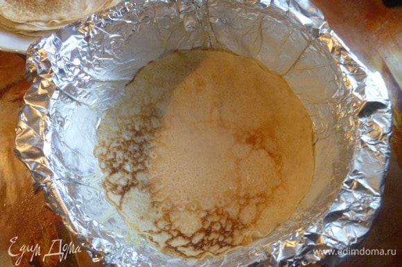 Берем жаропрочную форму по диаметру блина, застилаем фольгой, смазываем сливочным маслом. На дно кладем блин.