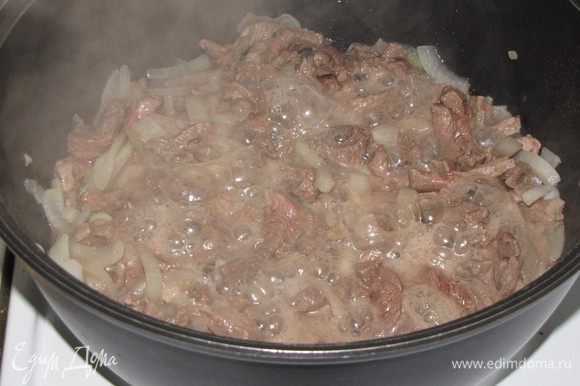 Добавить мясо и жарить вместе с луком, помешивая. Слегка посолить и поперчить.