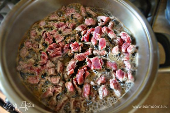 Обжарить мясо 3 минуты на раскаленной сухой сковороде. Перемешать не раньше чем через 2 минуты!