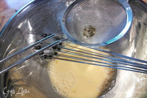 Приготовьте водяную баню. В миске разотрите желтки с солью. Через сито процедите маринад к желткам и при интенсивном помешивании на водяной бане доведите соус до густой консистенции.