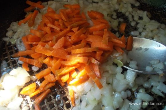 На сковороде с маслом,обжариваем лук,3 минуты. Затем добавляем порезанную соломкой морковь и обжариваем ещё 3 минуты.