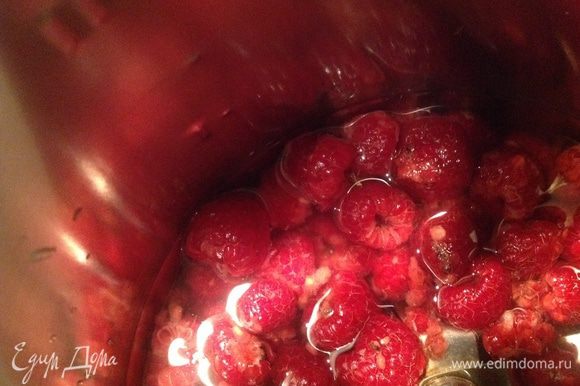 Несколько ягод малины оставьте для украшения, остальную залейте водой, доведите до кипения.