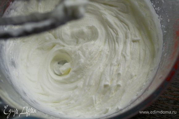 Для крема взбить охлажденные сливки с сахарной пудрой (можно взять сливок чуть больше от указанного в ингредиентах количества).