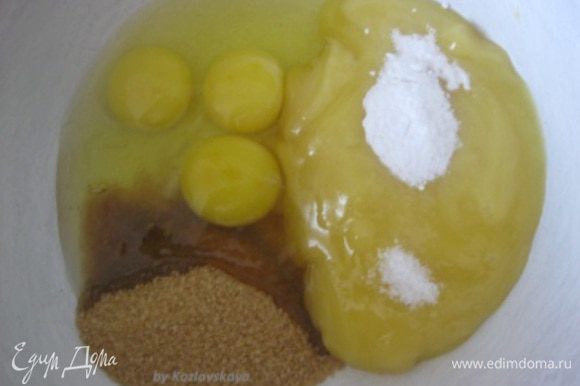 Мед, сахар, яйца, соду и соль смешать в металлической миске. * Стакан 250 г