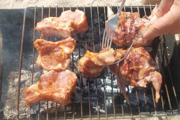 Готовить мясо по рецепту, но очень советую это делать на костре, чтобы мясо впитало в себя ароматы костра и дыма.