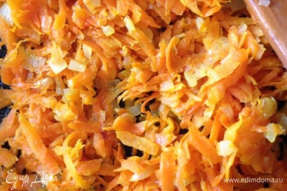 Спассеровать на растительном масле измельченные средние по величине морковь и лук. Смешать с печеночной массой.
