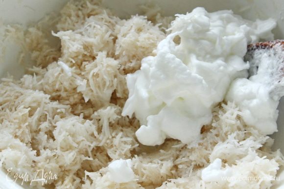 В отдельной посуде взбить яичные белки до крепких пиков. 1\3 взбитых белков смешать с кокосовой массой, затем осторожно вмешивая, добавить оставшиеся белки. Заполнить кокосовой начинкой основу из теста.
