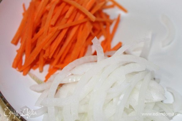 Морковь натереть на терке для корейской моркови, лук нарезать тонкими полукольцами, добавить 3 ст.л. масла и обжарить до прозрачности лука.