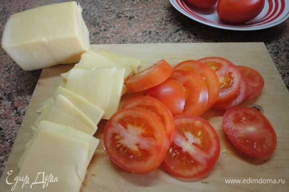 4. Порежьте помидоры (лучше брать некрупные, в ингредиентах почему-то только черри можно было выбрать) толстыми кружочками, любой твердый сыр пластинами.