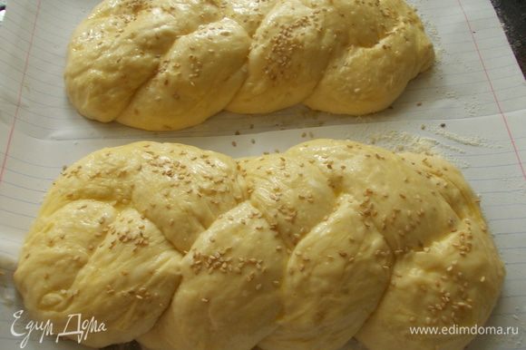 Смазываем наш хлеб желтком и посыпаем сверху кунжутом. Выпекаем 15 - 20 мин. Хлеб должен быть золотого цвета. Даем остыть, и приятного аппетита.
