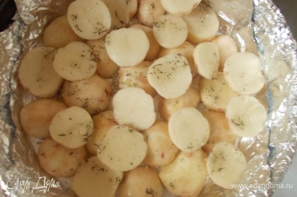 В форму для запекания укладываем картофель порезанный кольцами.Поливаем ароматным маслом.