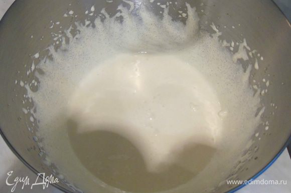 Приготовить печенье. В глубокой миске желтки растереть до бела с сахаром (150 г) и и водой.