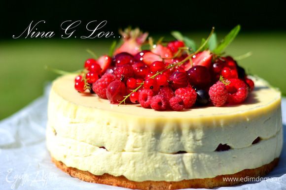 На готовый тортик выложить много разнообразных и любимых свежих ягод.