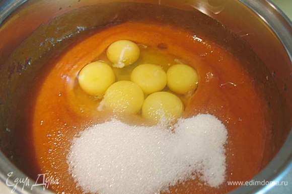 В кастрюльке смешать абрикосовое пюре, сахар, яйца, желтки, ванильный сахар. Перемешиваем и ставим на огонь. Прогреваем до 85 градусов (появятся редкие бульбашки и пойдет пар). Добавляем желатин, растворяем его и снимаем с огня. Охлаждаем до теплого состояния.