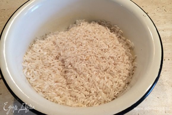 Рис промыть в холодной воде 4-5 раз.
