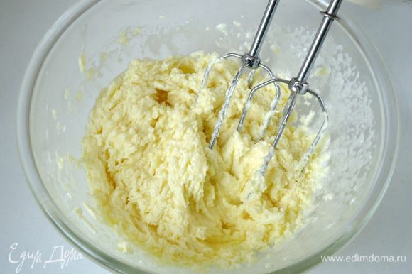 Масло взбить с сахаром до пышности, добавить 1 яйцо и 1 желток еще раз взбить.