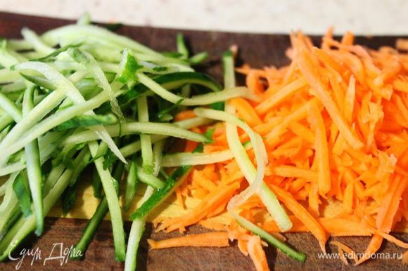 Морковь натереть на терке для корейской моркови, с огурцом поступить также, (старайтесь срезать только кожуру.)