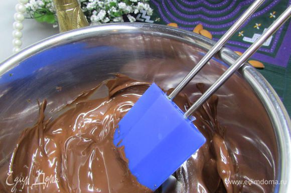 Затем растопить шоколад на водяной бане.