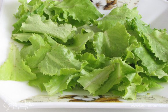 Салат нарвать средними кусочками. Вместо ромено можно взять салат латук, или другой хрустящий листовой салат.