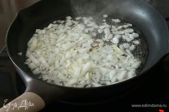 Включаем сковородку, наливаем масло, выкладываем сначала чеснок, затем лук, как только лук станет прозрачным, отправляем на сковородку почищенные, резанные небольшими кубиками баклажаны.