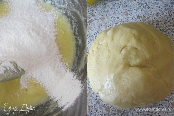 Понемногу добавить просеянную муку с содой и солью. Замесить мягкое тесто. Оно будет немного липковатым, но муки больше не нужно. Для того, чтобы с тестом было удобно работать, положить на полчаса в холодильник.