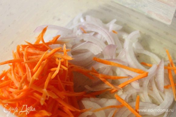 Половину крупной луковицы нарезать тонкими полукольцами. Морковь натереть на терке для корейской моркови.