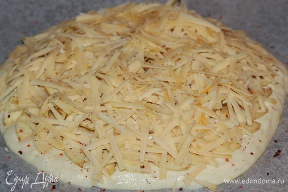 Натираем сыр на терке, желательно ароматный, и посыпаем сверху яблоки. Щедро!