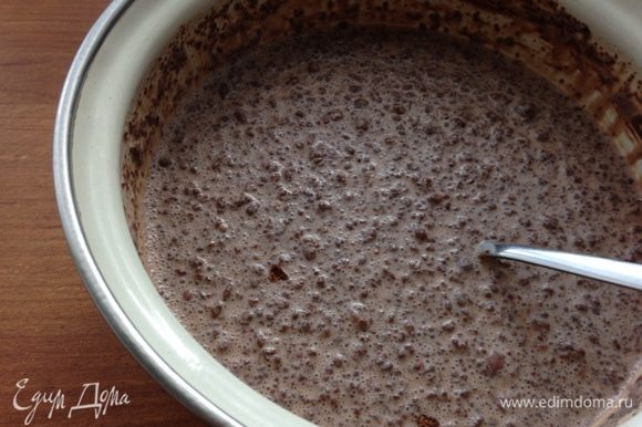 В кастрюльке соединить сливки, какао, сахар и соль. Нагреть почти до кипения.