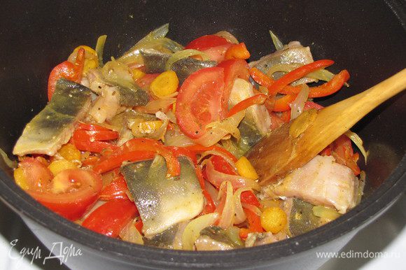 Влить в кастрюлю 1/3 ст. воды, положить рыбу и помидоры, посолить. Накрыть крышкой и тушить 7-10 минут до готовности рыбы.