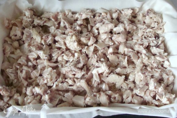 Сверху распределить мясо отварной курицы. Для того, чтобы пирог получился особо нежным, рекомендую использовать все кроме грудки, включая отварную кожу.
