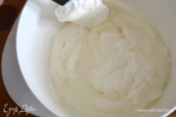 В миске осторожно смешать йогурт со взбитыми сливками.