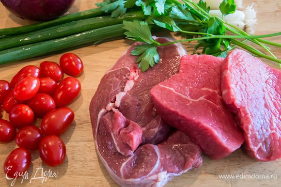 Несколько слов о мясе - количество его зависит исключительно от вашего аппетита:-) если вы планирует салат как основное блюдо - то побольше, если просто салат - поменьше. Вид мяса тоже на ваш выбор. Мы предпочитаем говядину. Или ягнятину.