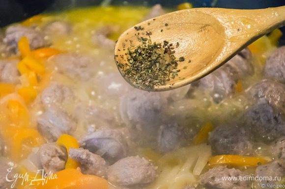 Добавляем соевый соус, сухой базилик, солим. С солью будьте осторожны: сами колбаски достаточно соленые, да еще мы добавили соевый соус для аромата.