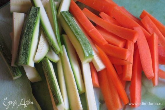 Морковь и цукини нарезать соломкой.Бланшировать овощи по отдельности в кипящей подсоленной воде 2 минуты.Откинуть овощи на дуршлаг и погрузить его в миску с очень холодной водой со льдом, чтобы остановить процесс варки.Ещё раз откинуть на дуршлаг.